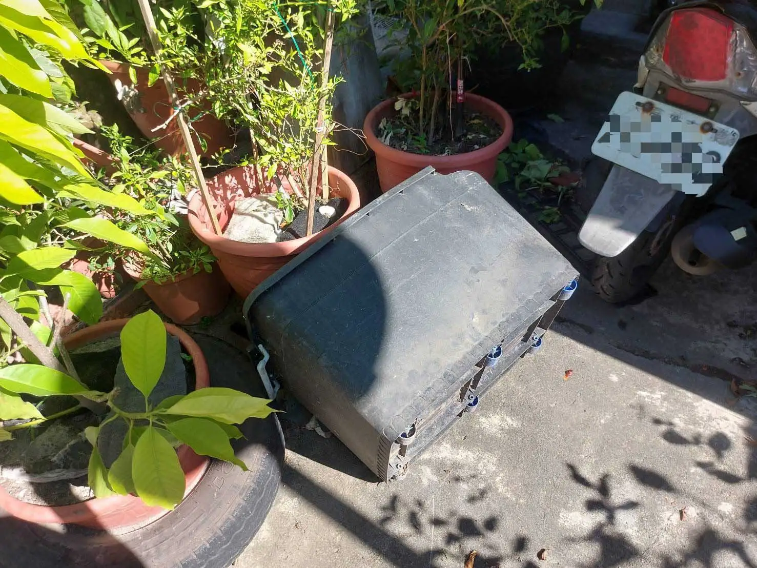 高雄前鎮區發生男子闖住宅樓下叫囂、恐嚇並毀損機車及魚缸案件，警方成立專案小組，4小時內迅速查獲61歲林姓男子，依法送辦。(圖/前鎮警分局提供)