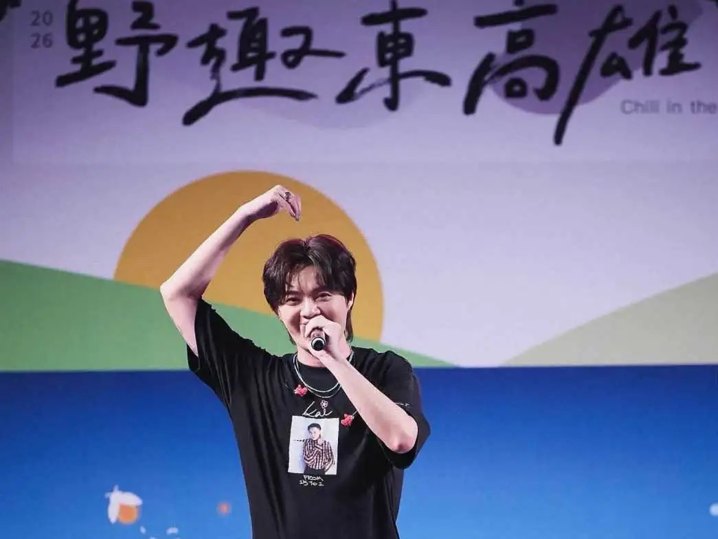 活動第二天由旗山子弟、金曲歌王許富凱返鄉壓軸演出，帶動全場大合唱，將活動氣氛推向最高潮。（圖/高雄市觀光局提供）