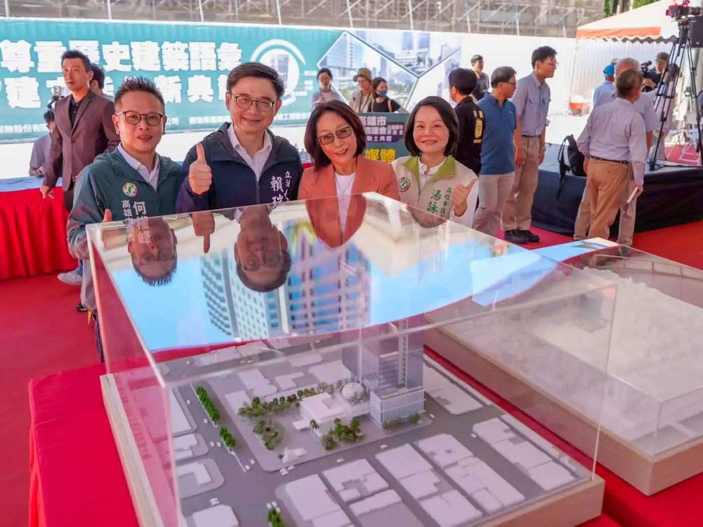 高雄市舊市議會6日舉行公辦都市更新案動土典禮，議長康裕成與市長陳其邁、台灣人壽董事長許舒博及各界貴賓共同見證老建築邁向新生的重要時刻。（圖/高雄市議會提供）