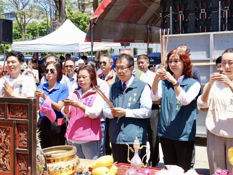 動土典禮開始前舉行祈福儀式，祈求工程施工平安順利、圓滿完成。（圖/臺南市政府地政局提供）