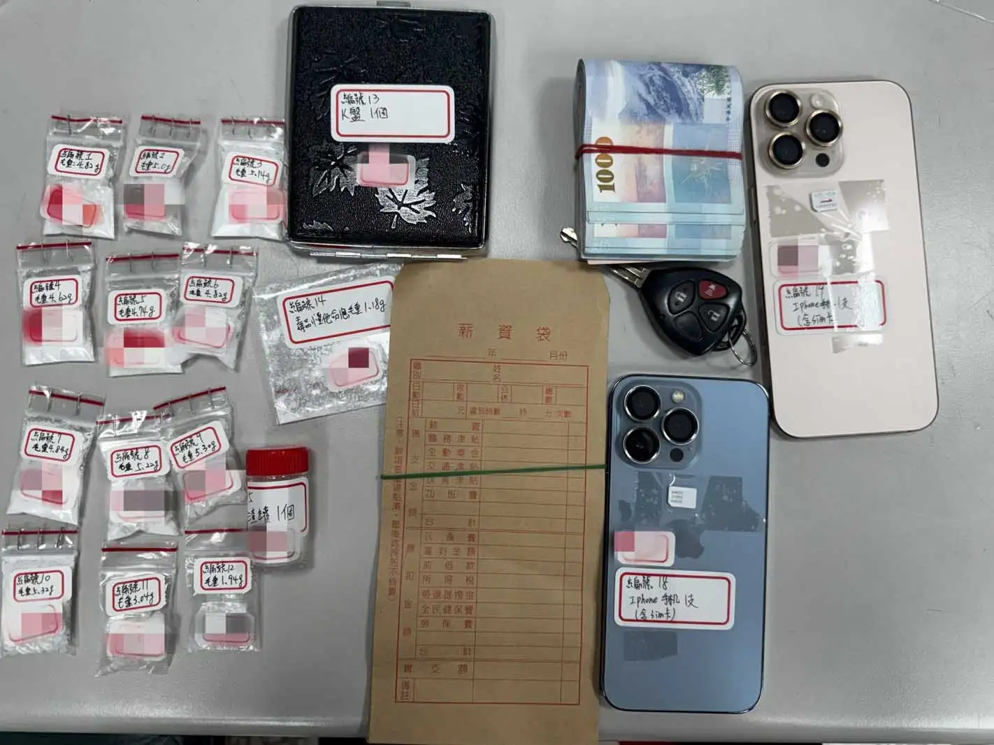 高雄市刑大破獲販毒集團，以動畫角色「閃電麥坤」作為毒品交易暗號，採行動倉儲模式販售毒品，警方查獲毒咖啡包、愷他命及不法所得，5人落網。(圖/高雄刑大提供)