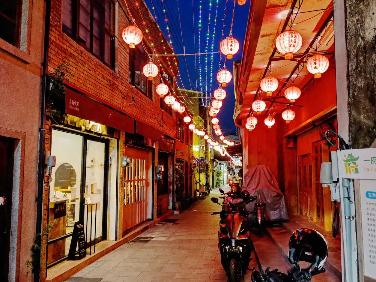 臺南市觀旅局推薦金華路宵夜美食，結合燒烤、熱炒、傳統小吃及夜間散步景點，打造臺南夜間旅遊新玩法，感受府城越夜越美味。(圖/記者劉美祺攝)