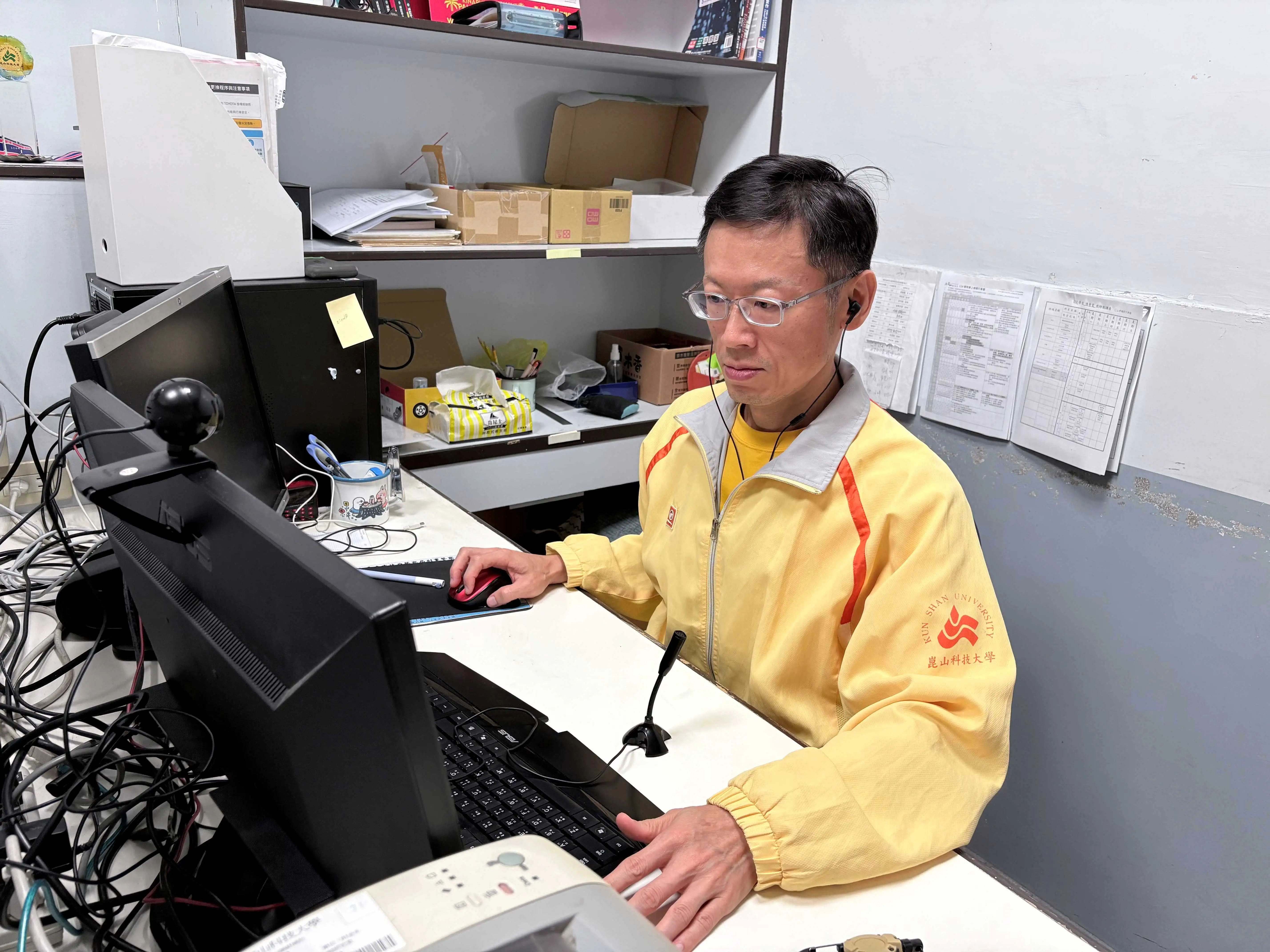 崑山科技大學再添兩門教育部數位學習認證課程，全校累計80門課程通過認證，創下連續19年獲教育部肯定紀錄，為全國技專校院最多。(圖/崑山科技大學提供)