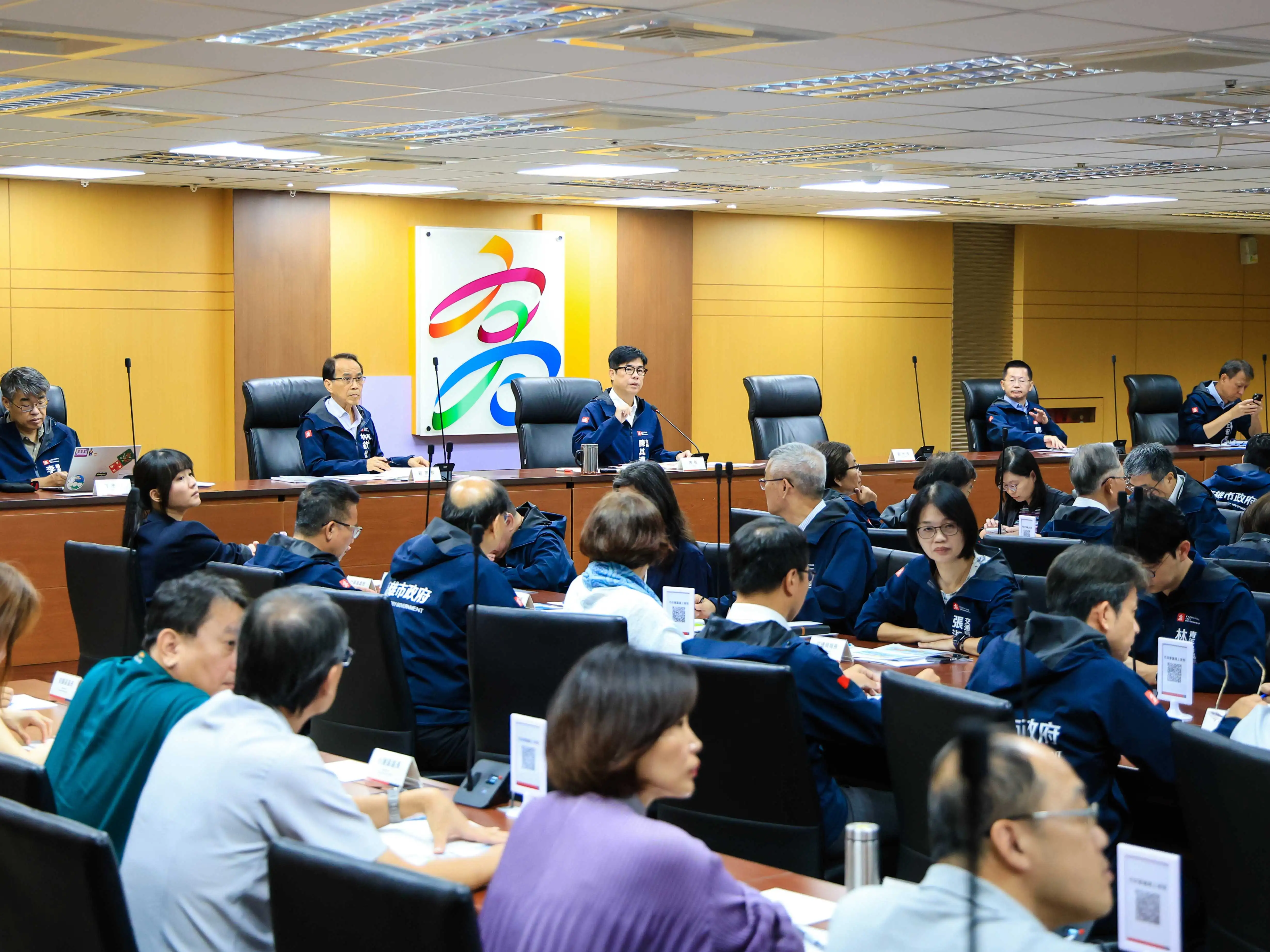 高雄市長陳其邁7日主持市政會議，要求各局處全面落實防颱整備、防詐反毒及登革熱防治等工作，提前做好各項防災準備，並表揚12位模範公務人員。（圖/高雄市政府提供）