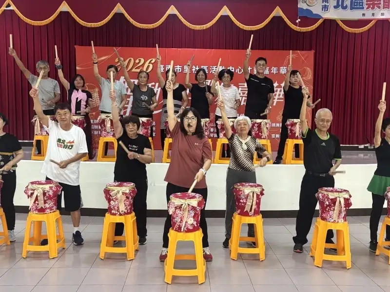 振興里環保太鼓隊完成演出動作彩排，以整齊劃一的擊鼓姿勢，展現社區長者健康樂活與團隊精神。(圖/記者范繼如攝)