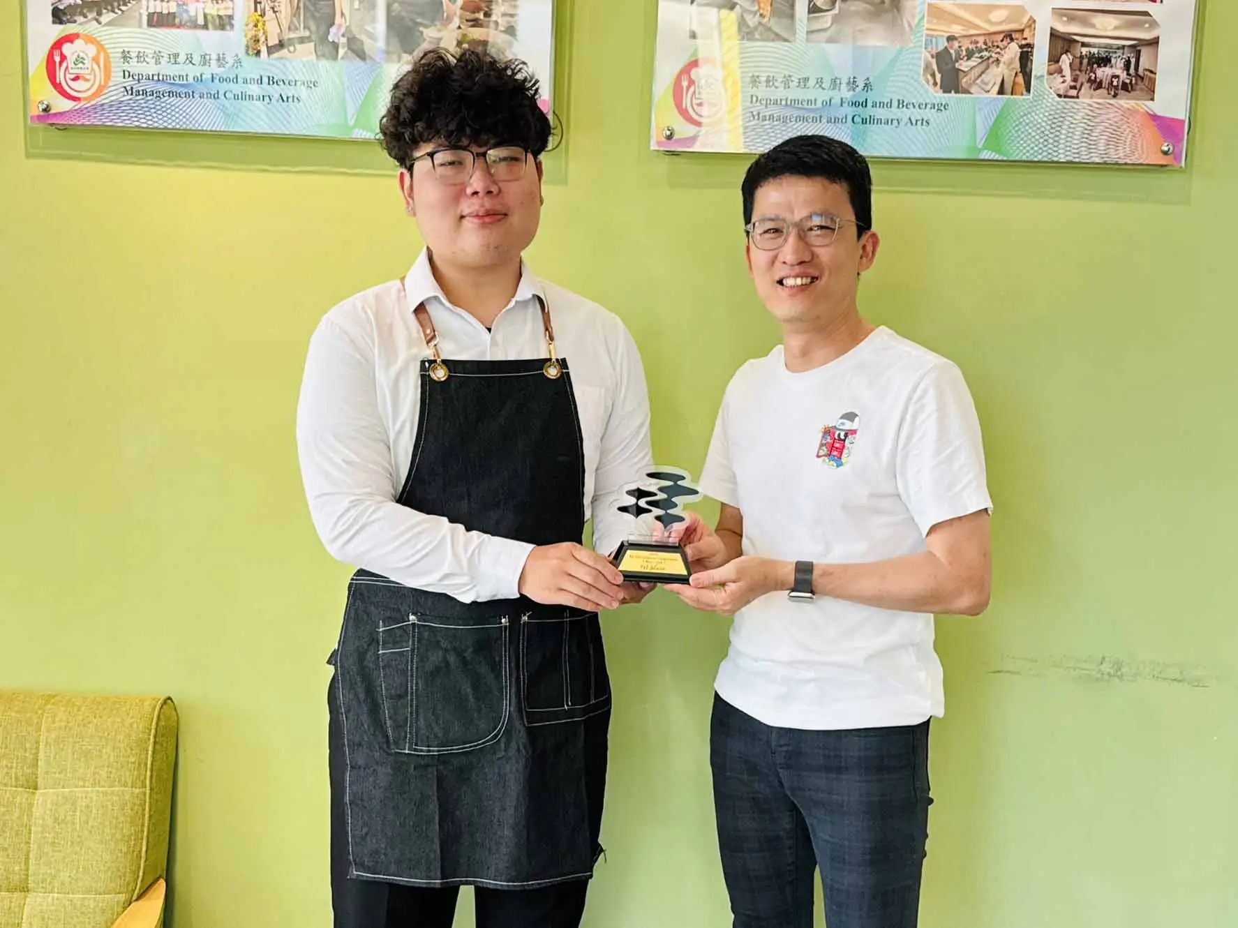 崑山科技大學餐飲管理及廚藝系再傳捷報，一年級學生林泓翮勇奪HAIKEI全國咖啡拉花賽職業組冠軍，今年累計已為學校拿下11座全國冠軍，展現咖啡專業教育與實作競賽成果。(圖/崑山科技大學提供)
