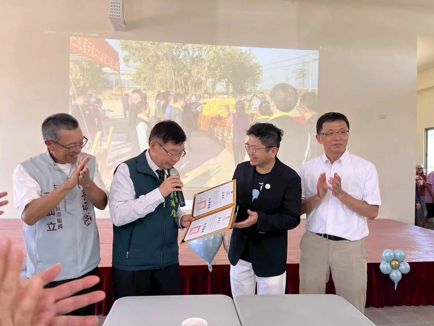 崑山科技大學USR計畫攜手成功大學、臺南大學，以七股蚵殼、光電玻璃砂及生物炭打造循環建材，應用於七股三股里活動中心，展現循環經濟、淨零轉型及地方創生實踐成果。(圖/崑山科技大學提供)