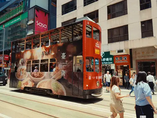 臺南市政府與香港百年叮叮車合作推出全新觀光廣告，以四草綠色隧道及臺南特色美食為主題，深入香港街頭推廣古都觀光，持續拓展港澳自由行市場與國際旅遊品牌。(圖/臺南市政府提供)
