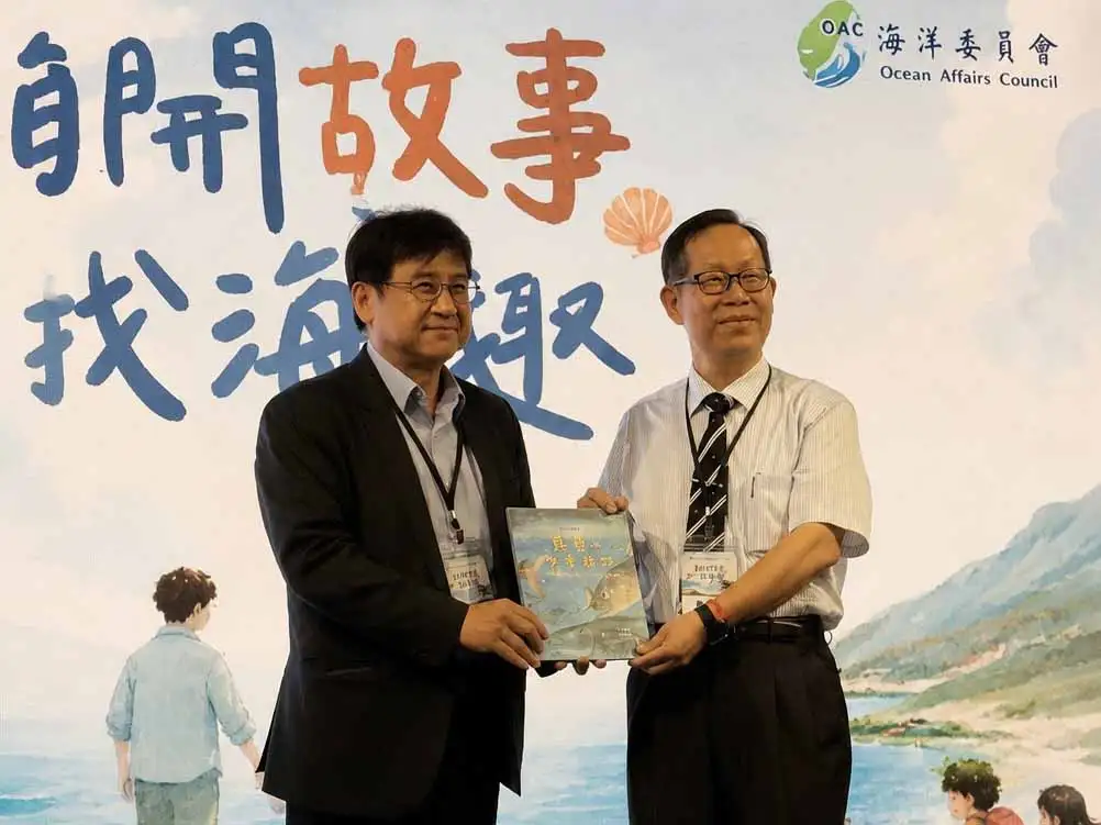 中華醫事科技大學幼保系教師鄭博真創作海洋繪本《烏魚的冬季旅行》，由海洋委員會正式出版，以臺灣烏魚洄游故事推廣海洋文化與海洋教育，深化兒童閱讀與生態保育觀念。(圖/中華醫事科技大學提供)