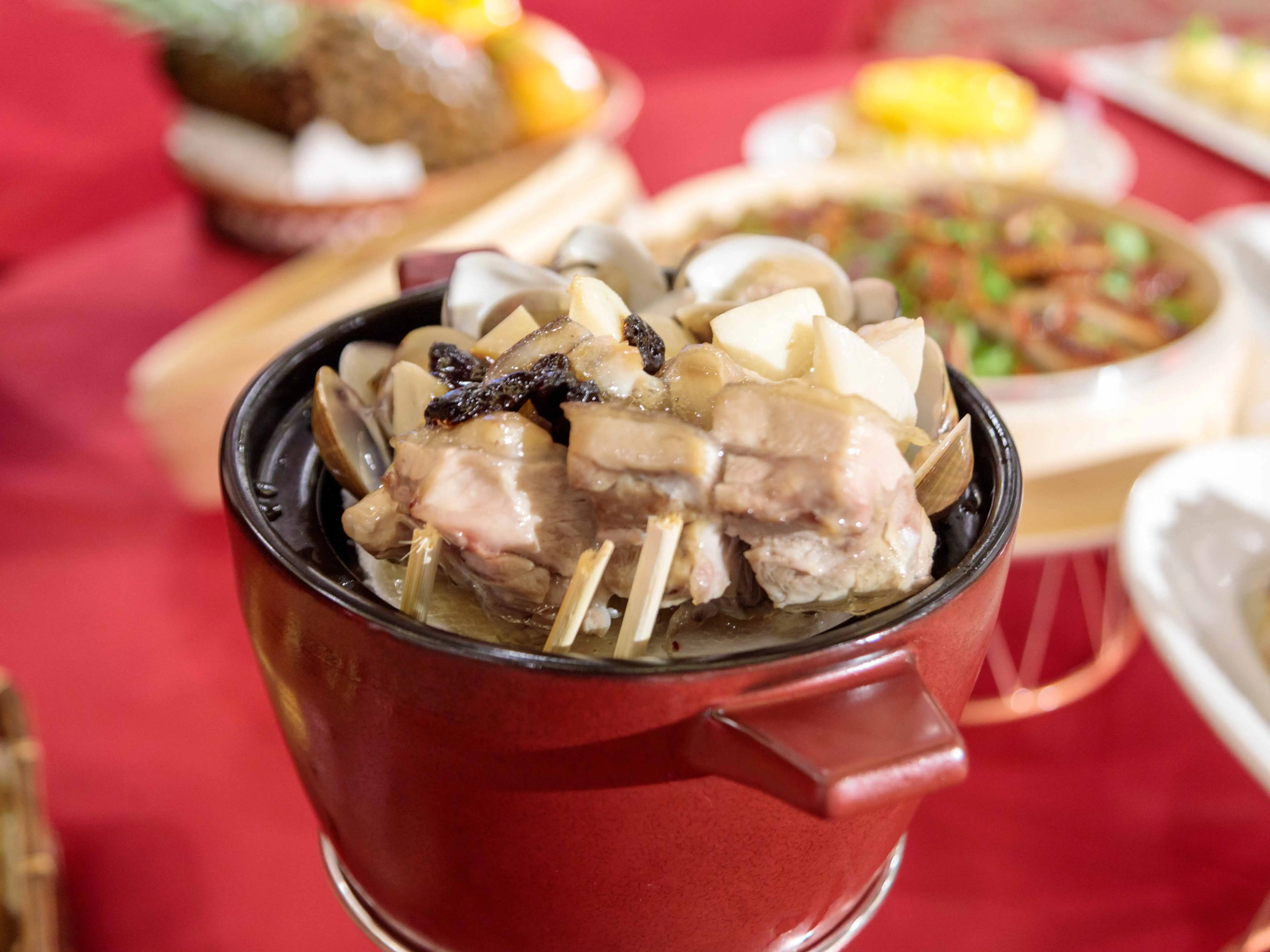 嘉義縣優質農漁產品登上圓山大飯店國宴料理舞台，結合國宴主廚推出13道特色佳餚，成為台灣優質農產品牌代表。(圖/嘉義縣政府提供)
