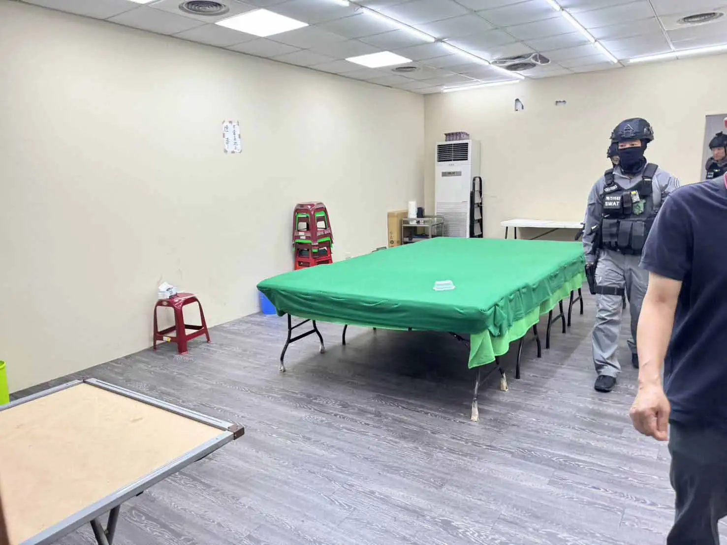 台南市警少年警察隊利用大數據分析成功瓦解24小時販毒「小蜜蜂」集團，查扣100包卡西酮混和型毒品咖啡包，展現科技辦案與向上溯源成果。(圖/台南市警少年警察隊提供)