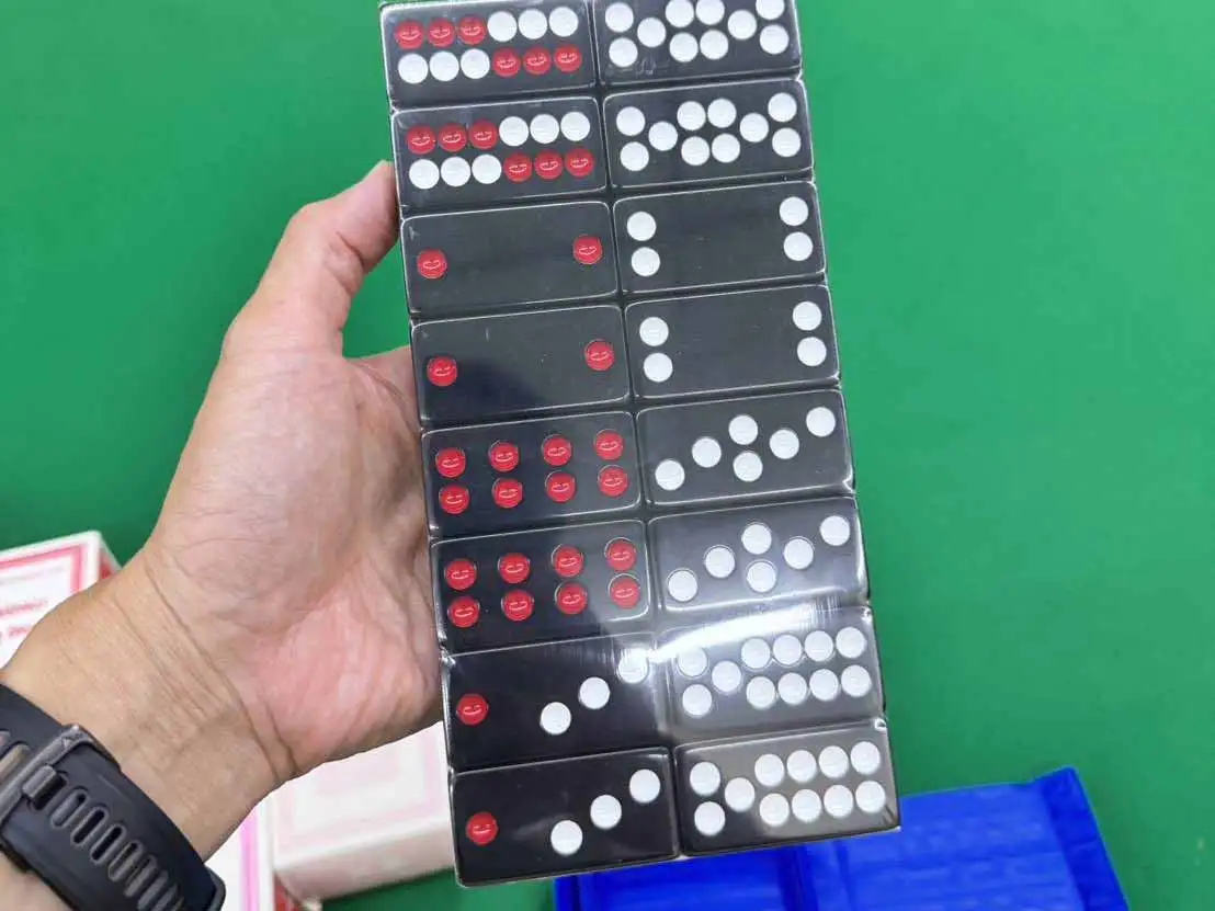台南市警少年警察隊利用大數據分析成功瓦解24小時販毒「小蜜蜂」集團，查扣100包卡西酮混和型毒品咖啡包，展現科技辦案與向上溯源成果。(圖/台南市警少年警察隊提供)