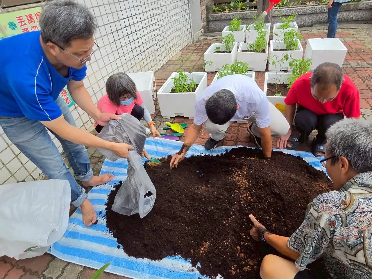 嘉義縣社區心理衛生中心推出「種出好日子」精神復元計畫，透過農園藝及團體互動，陪伴精神康復者建立生活能力、自信與社會連結。(圖/嘉義縣社區心理衛生中心提供)