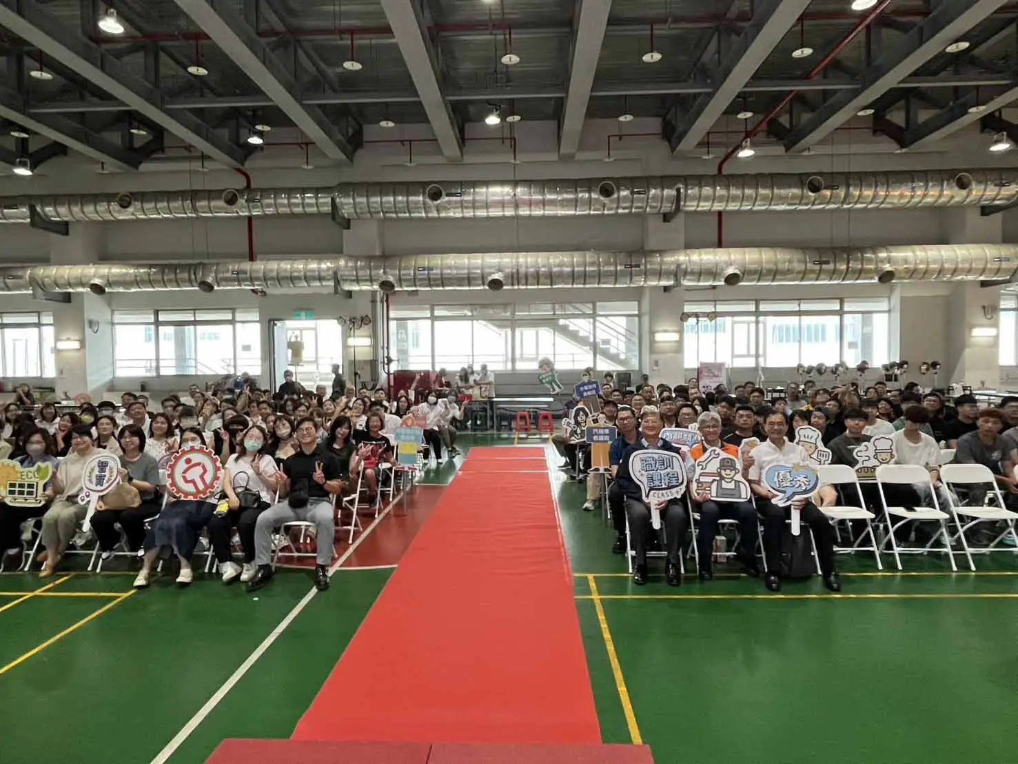 高雄市勞工局產訓合作職前訓練班舉行結訓典禮，江健興與155名結訓學員及來賓合影，共同見證完成培訓的重要時刻。（圖/高雄市勞工局提供）