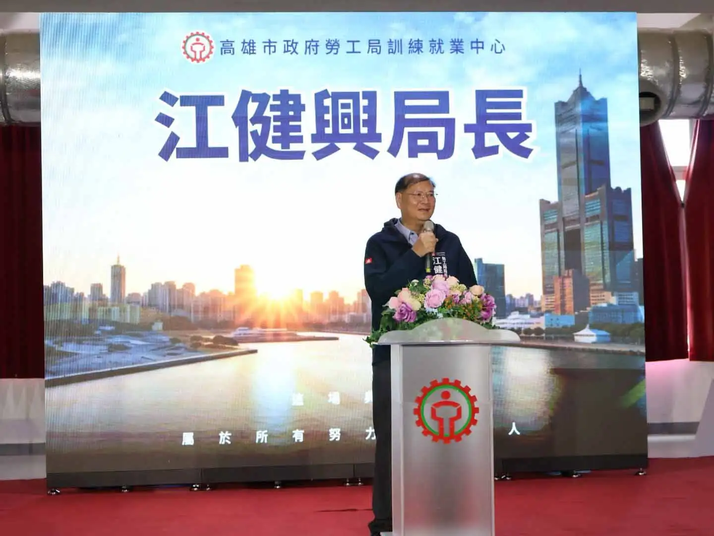高雄市勞工局長江健興於產訓合作職前訓練班結訓典禮勉勵學員精進專業技能，重視職業安全，勇敢迎向職場挑戰。（圖/高雄市勞工局提供）