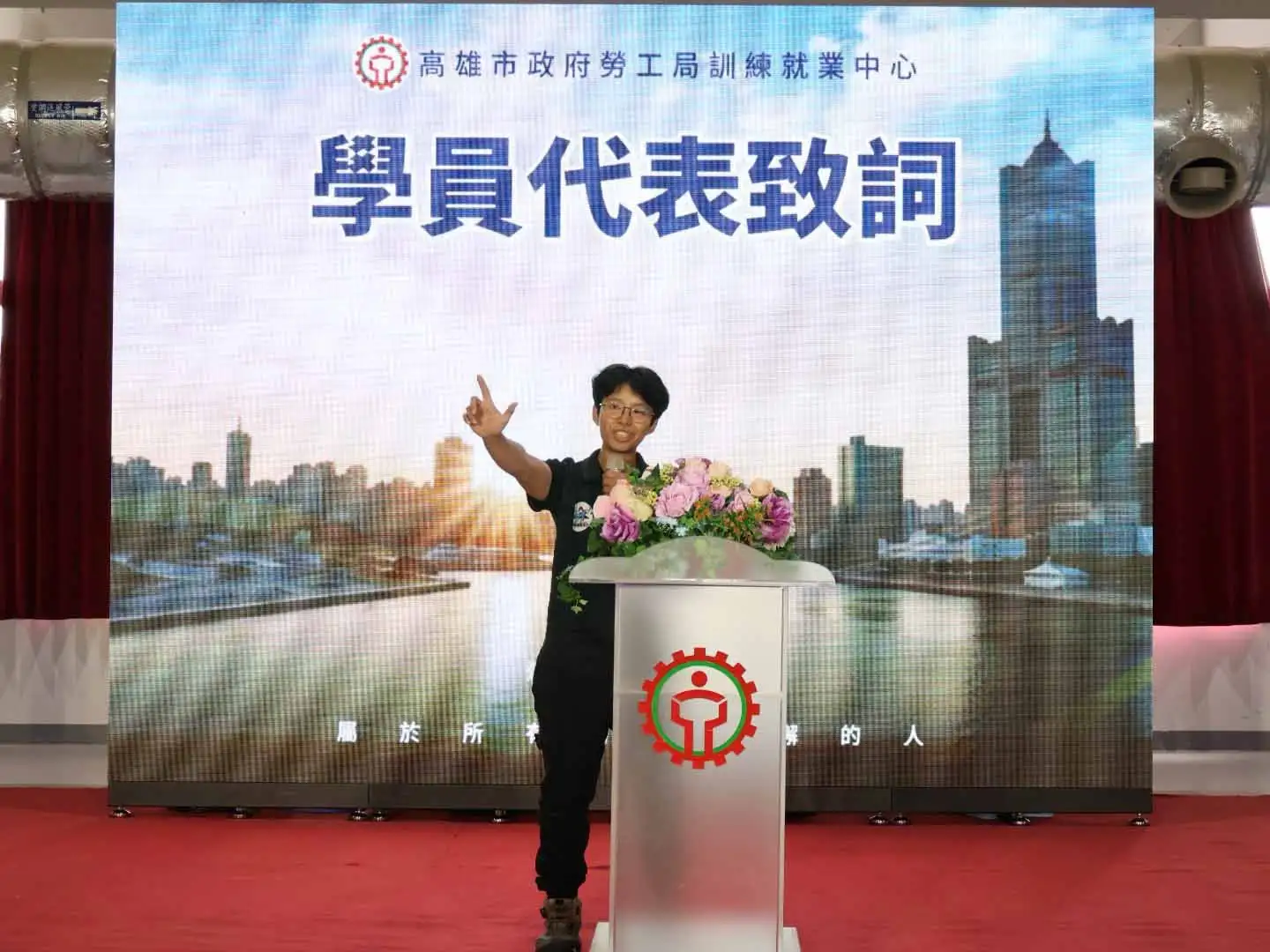 結訓學員代表分享受訓心得，感謝師長指導與同學支持，期盼將所學運用於未來職場。（圖/高雄市勞工局提供）