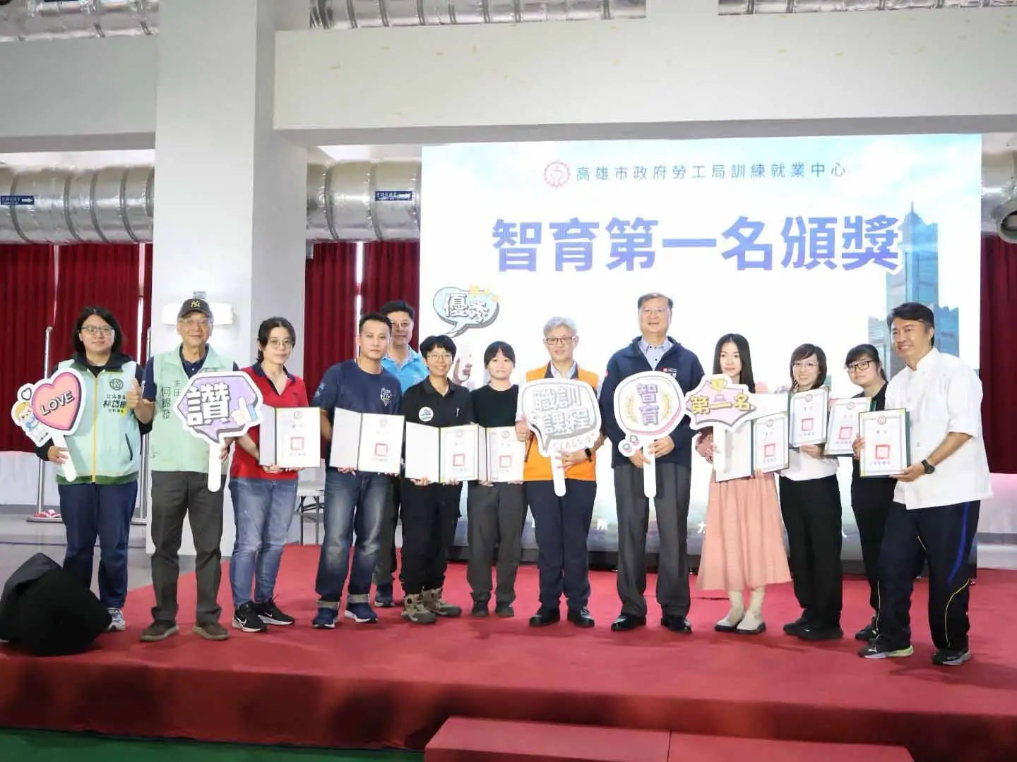 高雄市勞工局長江健興頒發結訓證書，肯定學員完成職業訓練成果，祝福順利投入職場。（圖/高雄市勞工局提供）