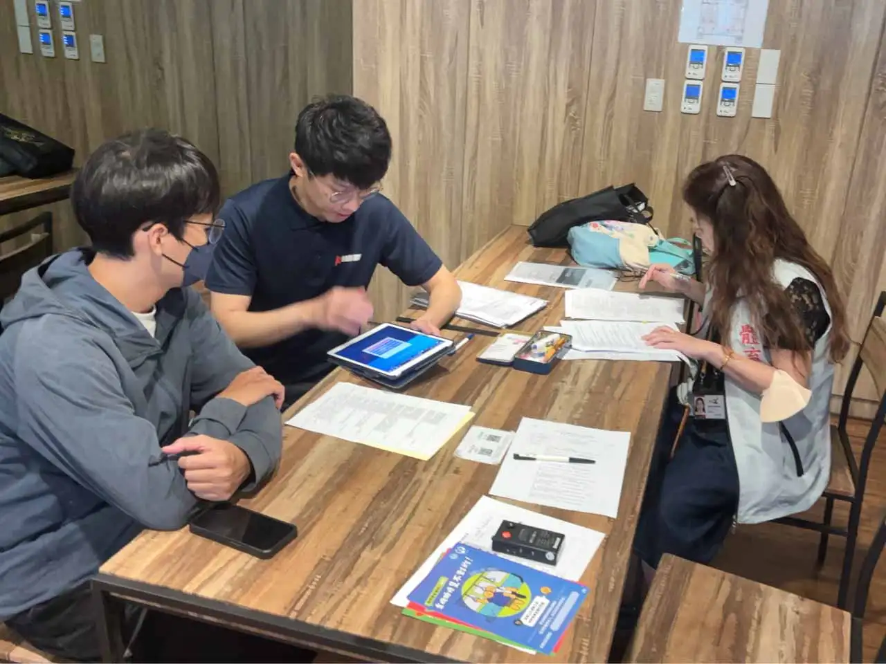 台南市政府體育局強化健身場館管理，將針孔攝影防範納入查核重點，全面檢查更衣室、淋浴間等隱私空間，提升運動安全與民眾隱私保障，打造安心健身環境。(圖/台南市政府體育局提供)