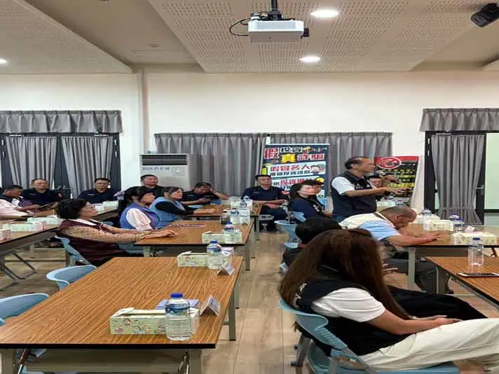 嘉義縣警察局朴子分局舉辦社區治安會議，向地方民代及村里長宣導防詐騙、反毒與交通安全觀念，透過案例分享提升民眾防詐意識，攜手建構安全宜居的社區環境。(圖/嘉義縣警察局朴子分局提供)