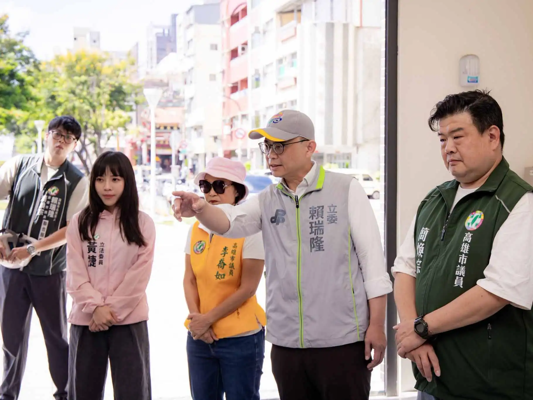 民進黨高雄市長參選人賴瑞隆10日前往鹽埕北斗抽水站及楠梓美昌抽水站視察防颱整備，了解抽水設備運作及防汛工程進度，盼各項防汛設施在豪雨來襲時發揮最大效益。（圖/賴瑞隆團隊提供）