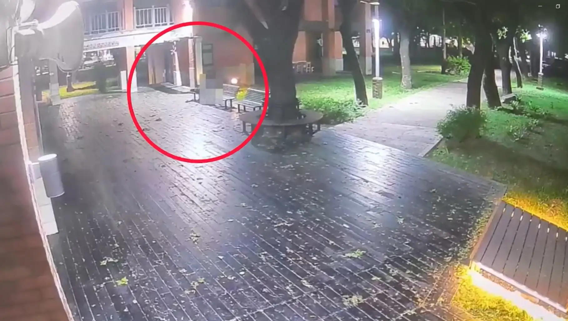 李男購買氣泡調酒後，獨自步行至客家文物館園區，坐在長椅飲酒之後再走向另一張長椅躺下，便未再起身。(圖/三民一分局提供)