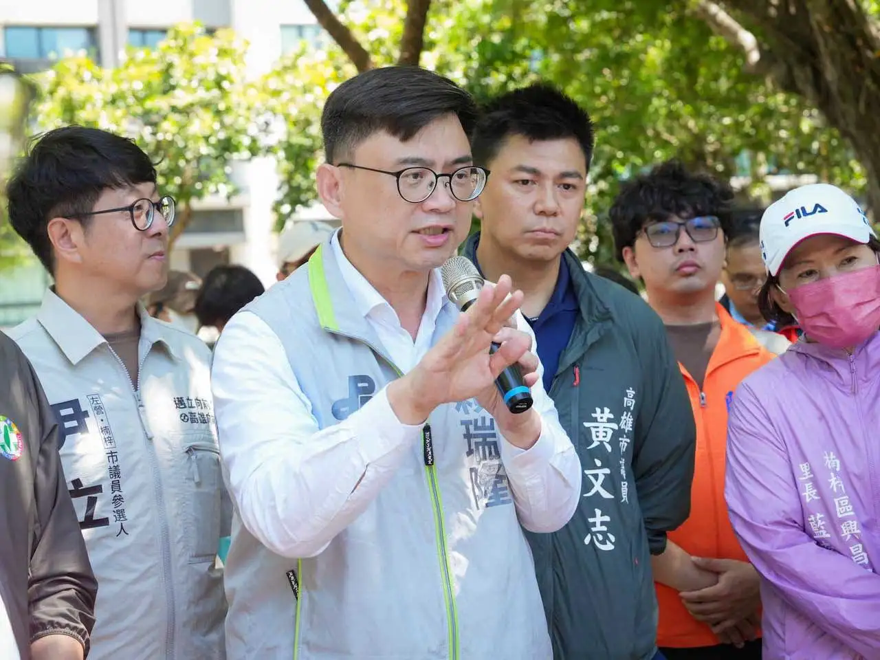 民進黨高雄市長參選人賴瑞隆13日出席立法院內政委員會考察福興公園滯洪池新建工程，與中央及高雄市政府相關單位了解工程規劃及推動進度，盼提升地方防洪量能。（賴瑞隆團隊提供）