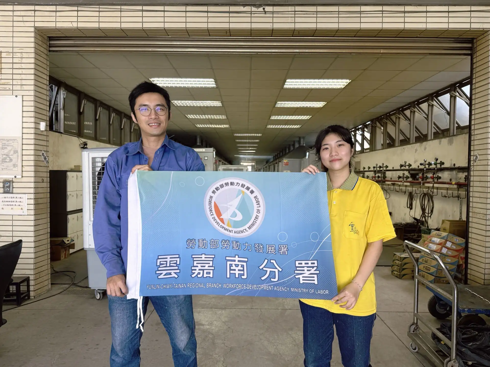 南分署銲接女選手郭于瑄(右)，感謝職訓師謝秉富(左)的陪伴及耐心教導，今年希望不負期望、力奪佳績。（勞動部勞動力發展署雲嘉南分署提供）