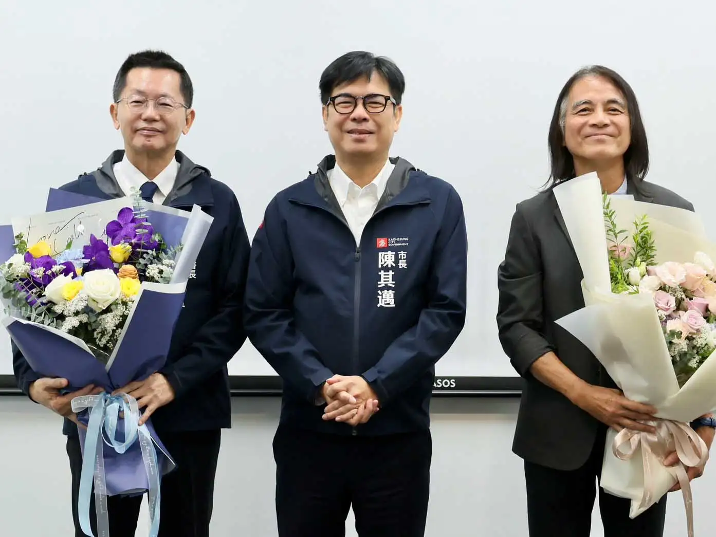 陳其邁表揚屆齡退休的市府秘書長郭添貴及工務局新建工程處處長許永穆。（高雄市府提供）