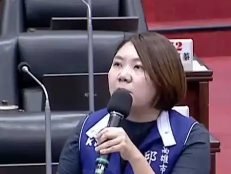 高雄市議員邱于軒表示，毒品防制除透過修法加重刑責外，更應持續深化校園反毒教育，攜手劇團以寓教於樂方式推廣拒毒觀念。（記者吳文生攝）