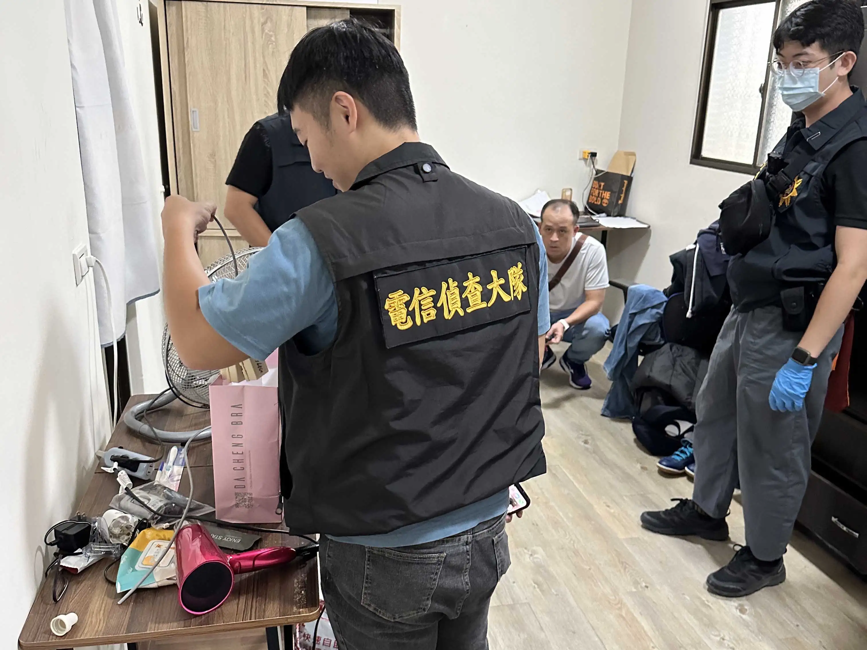 刑事警察局電信偵查大隊查獲詐騙集團利用網路電話交換機架設話務轉接機房。(刑事警察局電信偵查大隊提供)