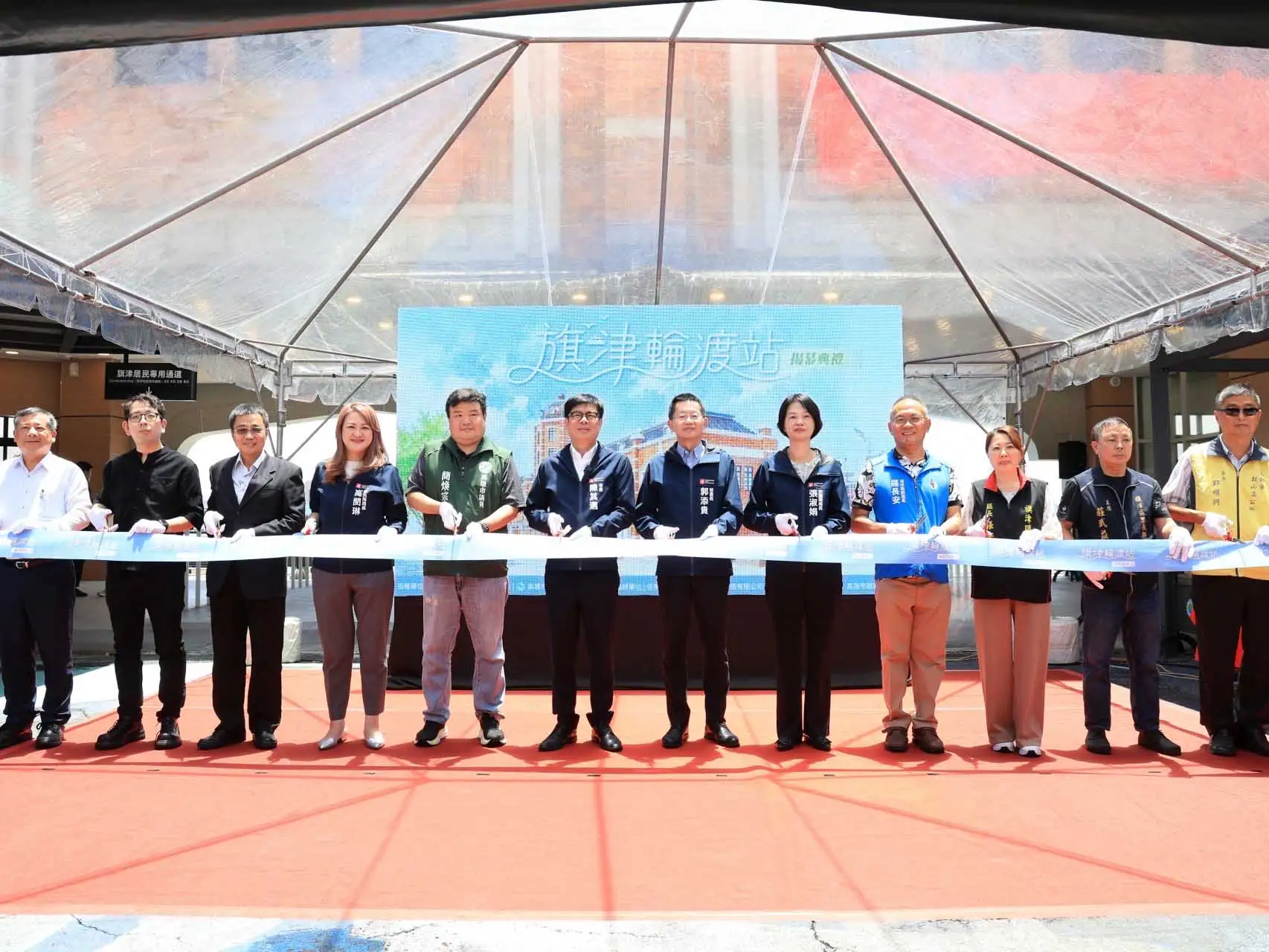 高雄旗津輪渡站改造後煥然一新，15日舉行揭幕典禮。（高雄市府提供）
