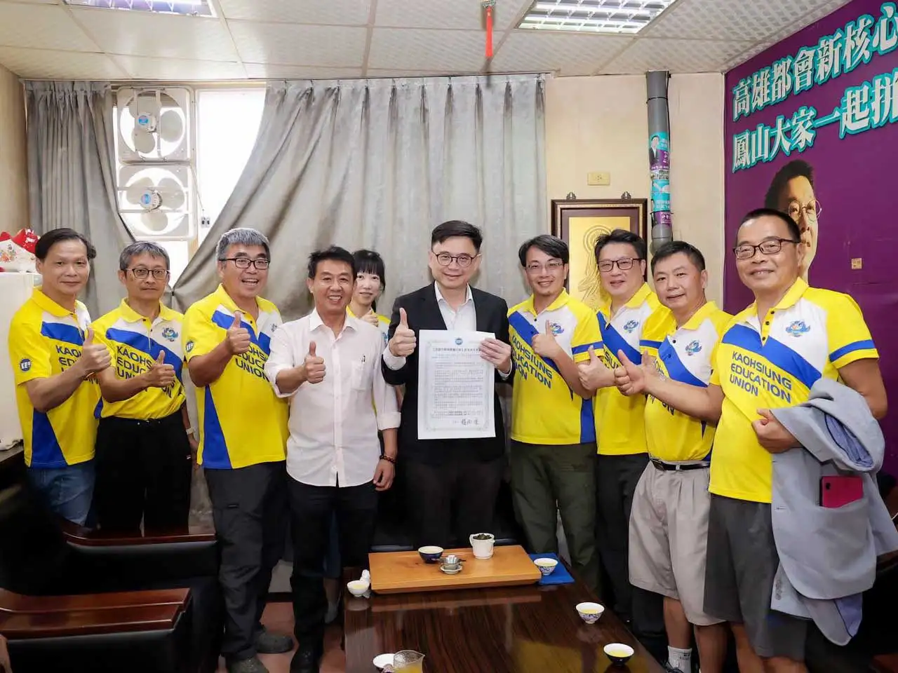 民進黨高雄市長參選人賴瑞隆拜會高雄市教育產業工會，簽署工會提出的6項教育訴求。（賴瑞隆團隊提供）