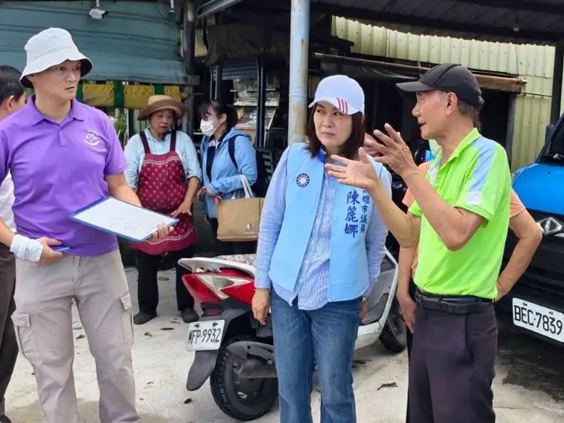 高雄市議員陳麗娜邀集相關單位前往南星路會勘揚塵問題，要求強化降塵措施、加強工程車管理，改善居民生活品質與交通環境。（陳麗娜團隊提供）
