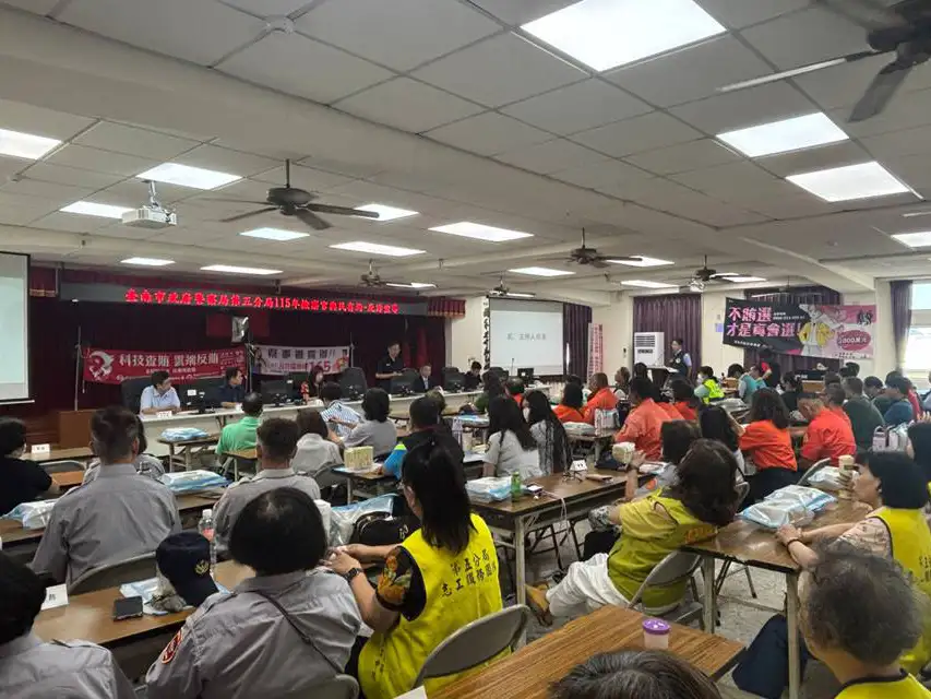 台南地方檢察署攜手台南市政府警察局第五分局辦理「檢察官與民有約－反詐宣導」活動。(台南市政府警察局第五分局提供)