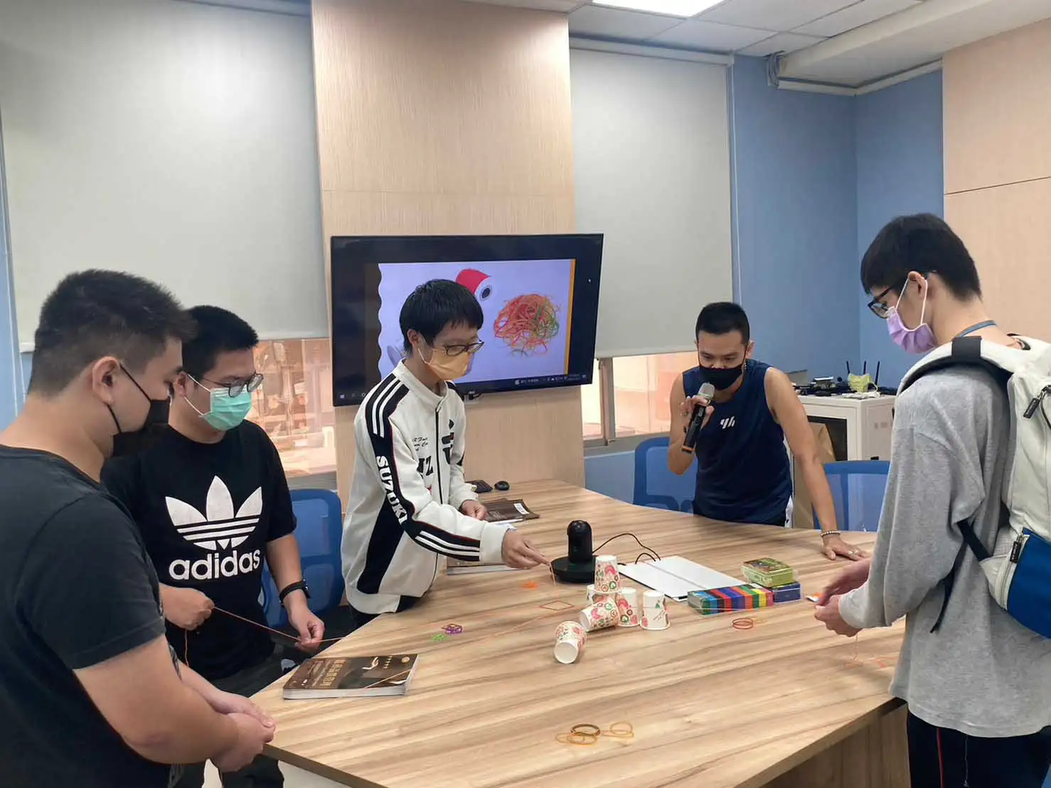 課程搭配Ai工具協助在地小農及商圈診斷品牌痛點。（崑山科技大學提供）