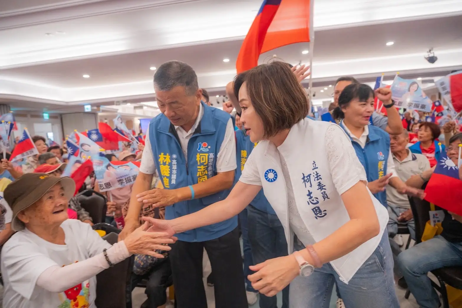 國民黨高雄市黨部18日在大旗美地區舉辦黨員座談會，高雄市長參選人柯志恩逐一向鄉親握手請託支持。（高雄市黨部提供）
