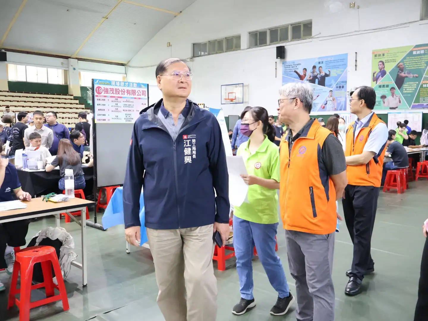 勞工局長江健興到場關心徵才情形，並為求職者及企業代表加油打氣。（圖/高雄市勞工局提供）