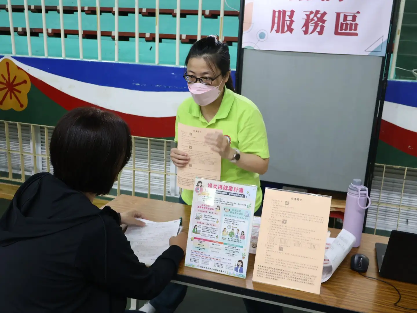 勞工局設置就業諮詢專區，提供就業獎補助、職業訓練及就業服務等資訊，協助民眾順利就業。（圖/高雄市勞工局提供）