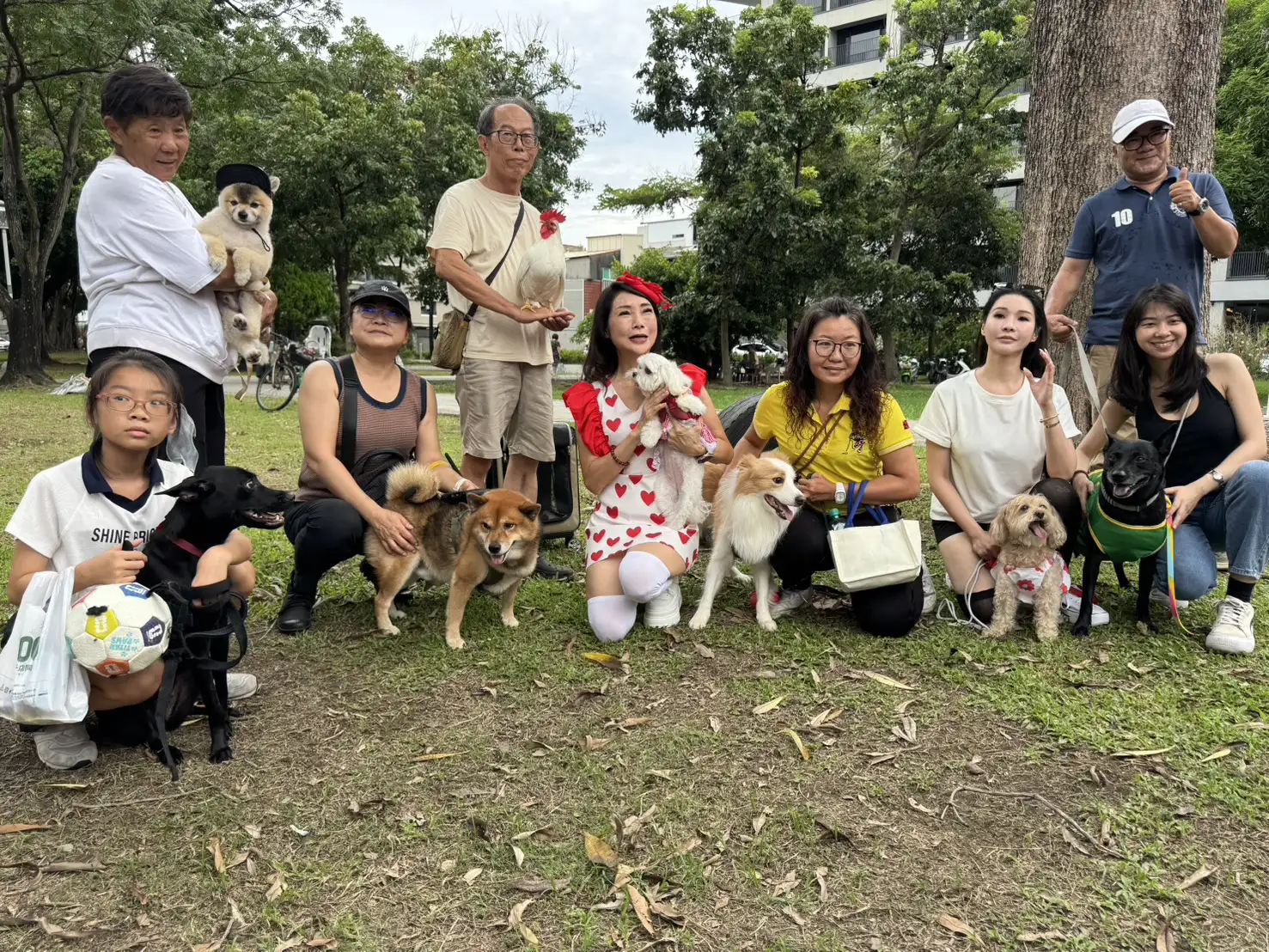「阿嬤妳看」友善寵物同樂會吸引眾多飼主攜帶愛犬、寵物雞齊聚同歡，毛孩與主人開心合影，展現台南友善動物、共融共享的溫馨氛圍。(記者張振興攝)