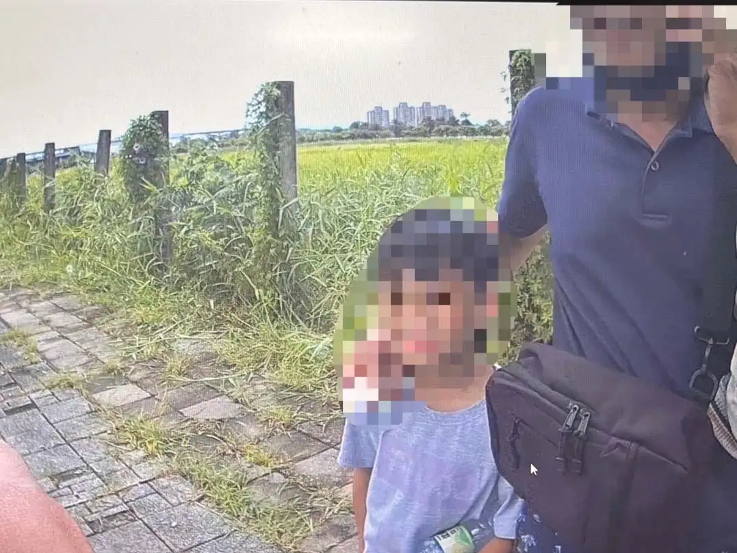 在熱心民眾及警方即時協助下平安讓男童返家。(水上分局提供)