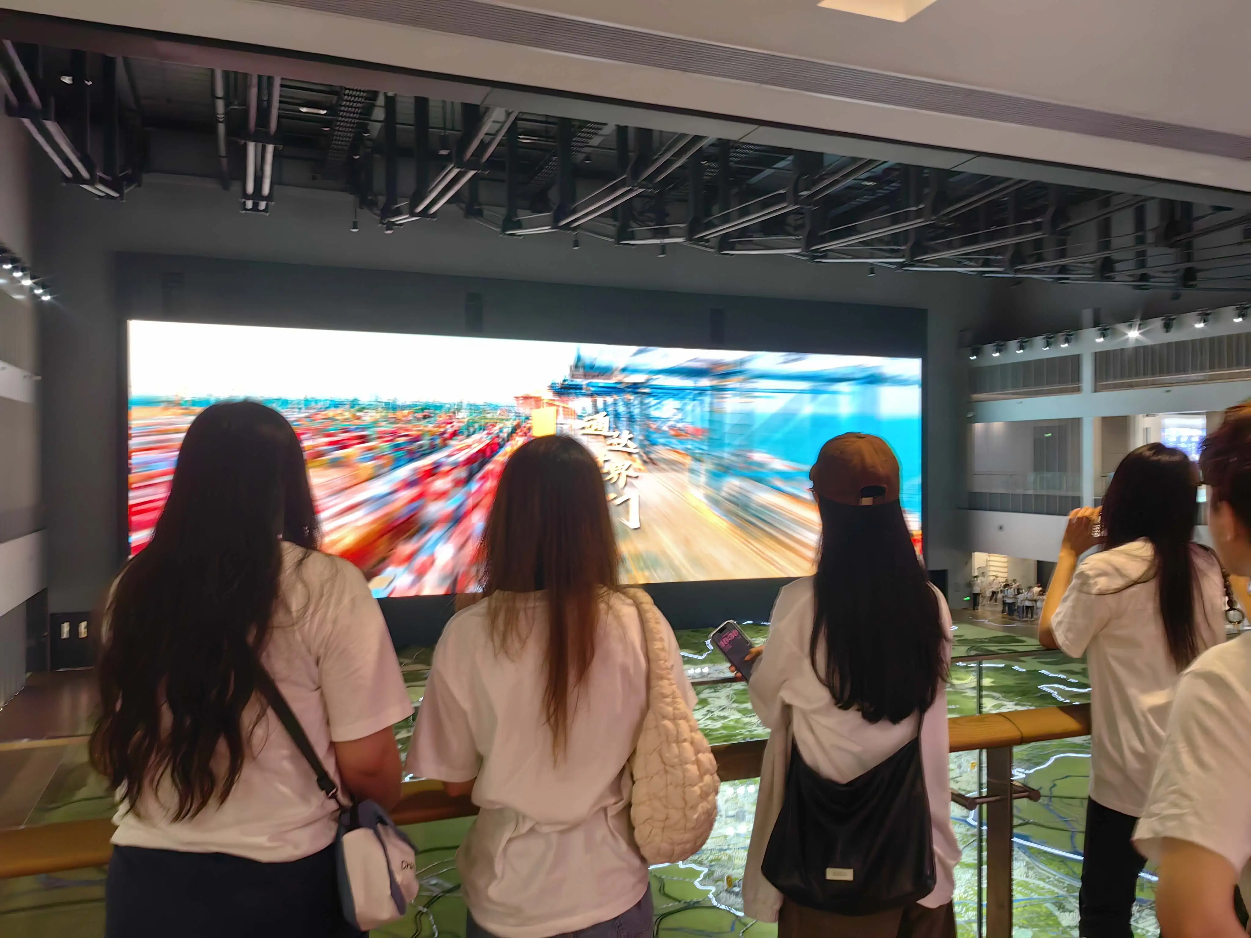 台灣實習生走訪廣州城市規劃展覽中心，透過數位展演認識廣州歷史沿革、城市建設及未來發展，感受現代化都市魅力。(記者劉美祺翻攝)