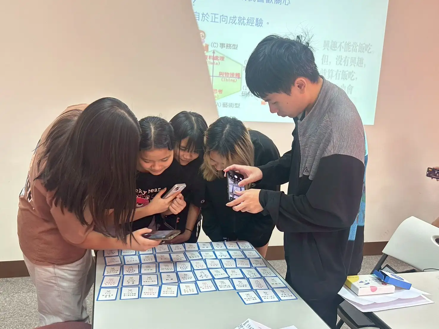 學員透過職涯探索牌卡互動討論，從興趣、能力與人格特質中發掘適合自己的職涯方向。(圖/雲嘉南分署提供)