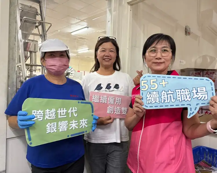 虎尾就業中心吳麗珠就服員(右1)鼓勵駿泰食品有限公司王秋惠經理(中)申請繼續僱用高齡者補助計畫把49年次的林麗紅(左1)留下來（圖／虎尾就業中心提供）