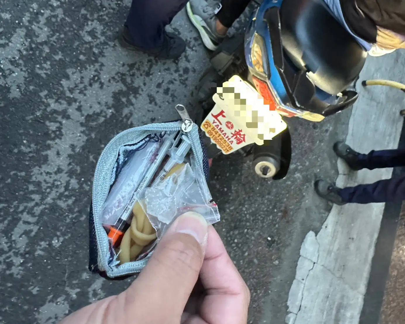 向男將毒品藏匿在手套內躲避查緝。(高雄市政府警察局前鎮分局提供)