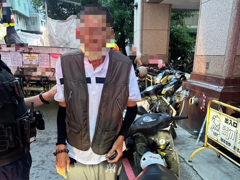 前鎮男無照蛇行遭攔查  手套藏海洛因及安非他命