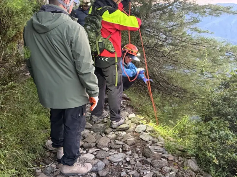 日籍遊客玉山登山口失足墜坡  嘉義警消跨單位合力救援