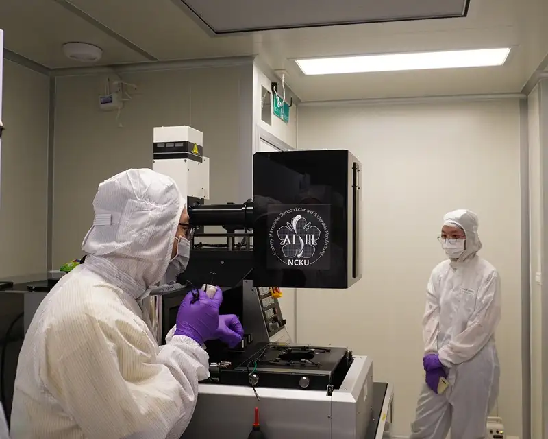 培訓班還會到成大南科半導體實驗室，進行元件及量測設備操作，協助受訓學員跟上業界腳步。(勞動部勞動力發展署雲嘉南分署提供)