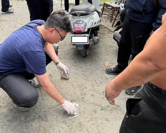 擴大搜索範圍果然查緝到嫌犯藏匿毒品的第二級毒品安非他命20餘包。(高雄市政府警察局刑事警察大隊提供)