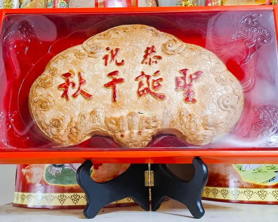 千秋餅上可依主神客製神號與文字，成為祭祀時的最佳獻禮，也是店內最火紅的招牌商品。（張耘書拍攝）