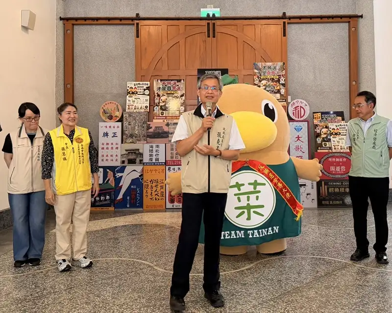 台南市政府政風處處長張堯星致詞，宣導民眾不買票、不賣票、不受賄、不行賄。(台南市政府市場處提供)